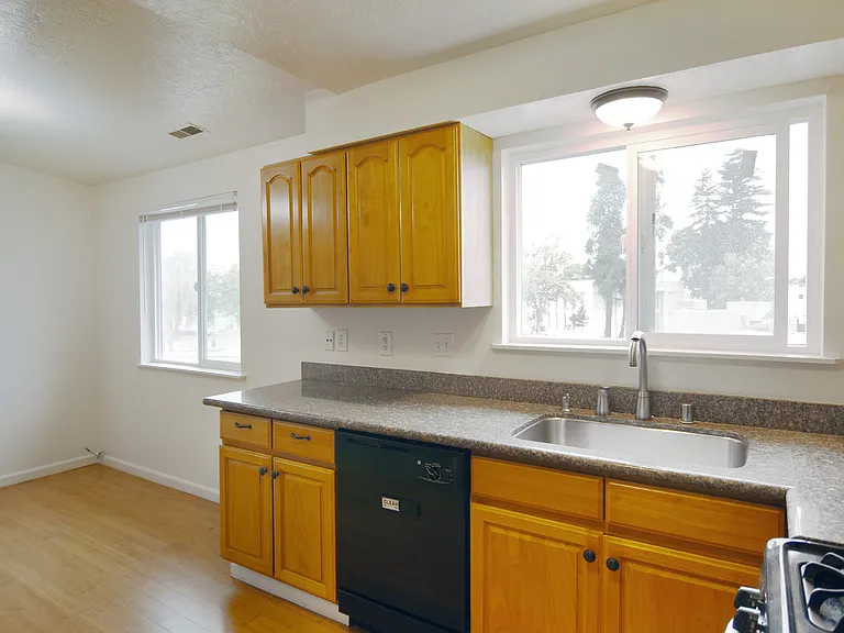 296 Mather St #6 — Photo 10