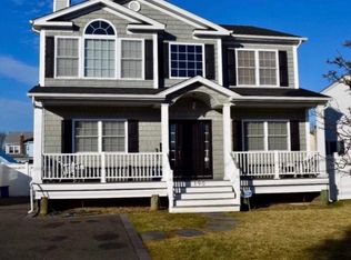 190 East Dr, Copiague, NY 11726