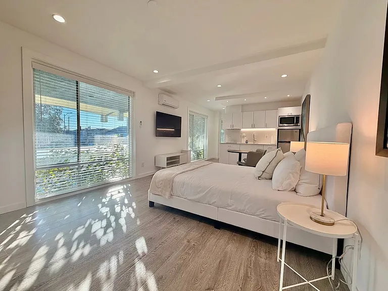 Wilshire Embassy Apartments — Photo 14