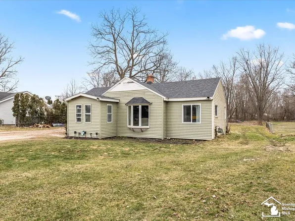 25692 Odette Rd, Flat Rock, MI 48134