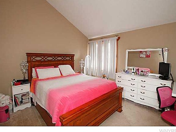 4th image of 32 Tudor Ct