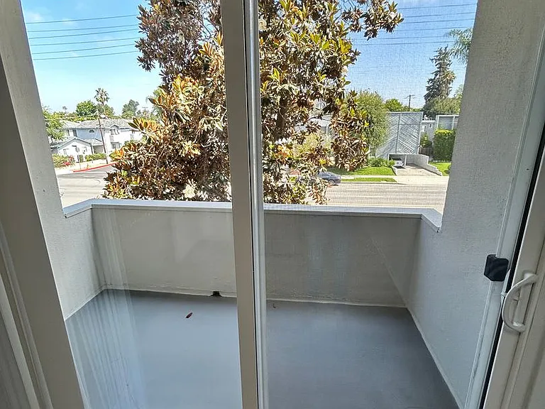 13860 Burbank Blvd — Photo 68