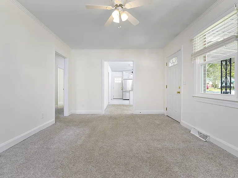 102 Tiffany Dr — Photo 3