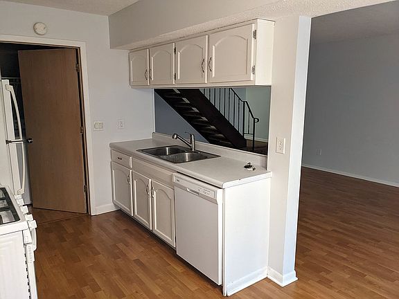 4th image of 2774 Upland Ln N