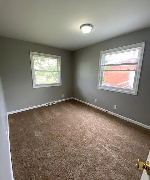 229 Newcastle Ct — Photo 7