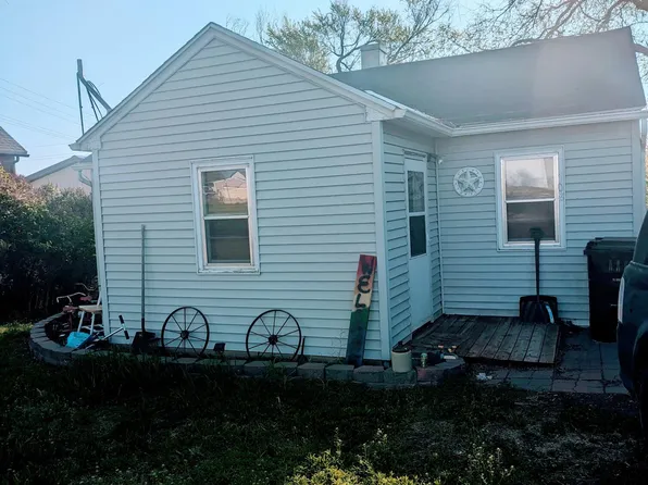 108 6th St NE, Watford City, ND 58854