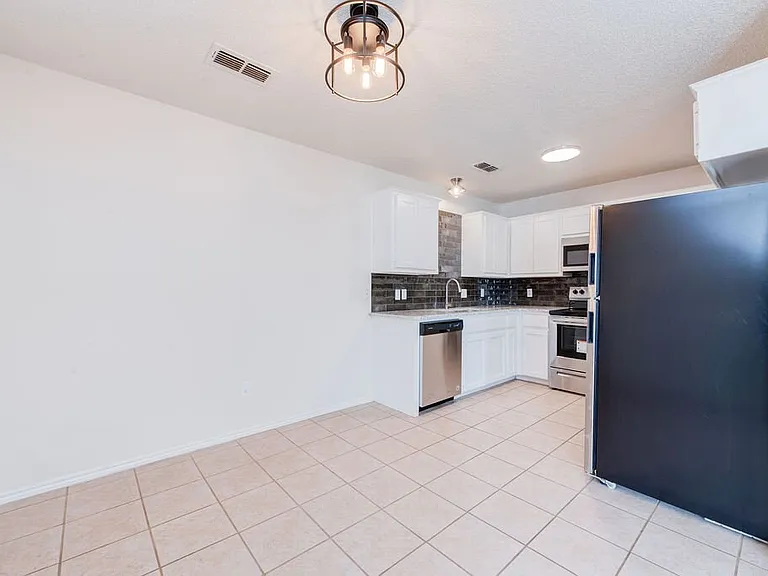 221 Grover Ave — Photo 6