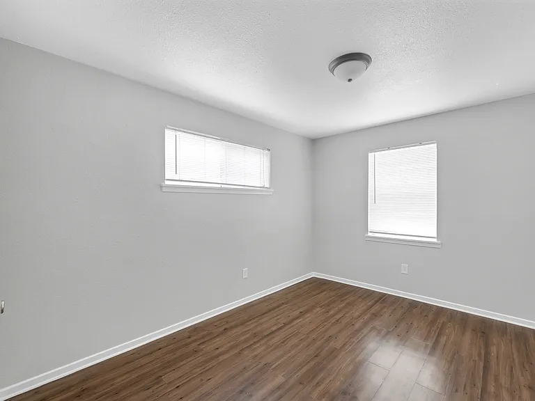 Pickfair Apartments — Photo 9