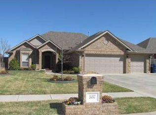 557 W Hunters Court Way, Mustang, OK 73064