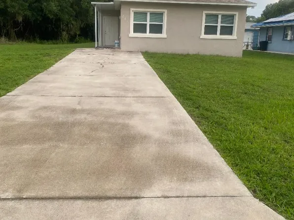 211 Willow Ave, Oak Hill, FL 32759