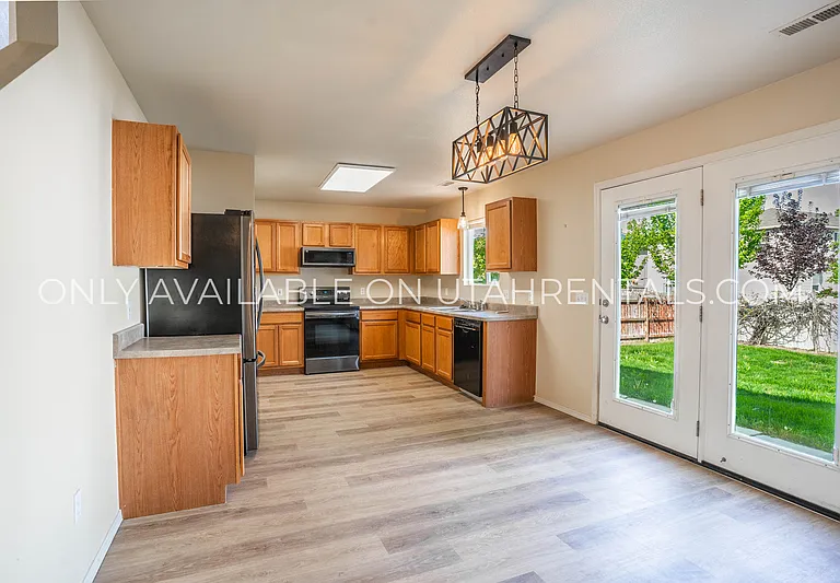 215 S 1050 W — Photo 10