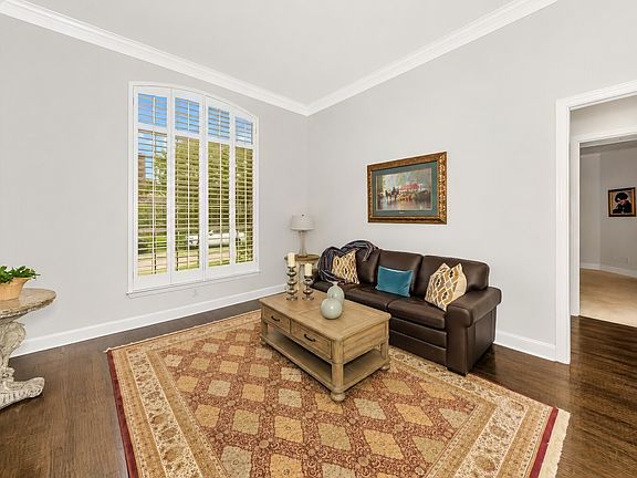 5th image of 1105 Woodhaven Dr