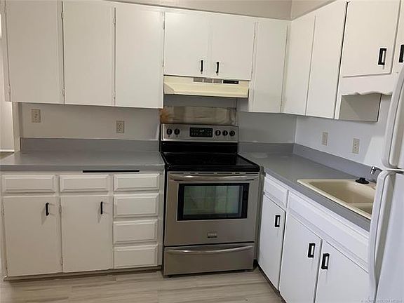 4th image of 1524 S 67th Ave E