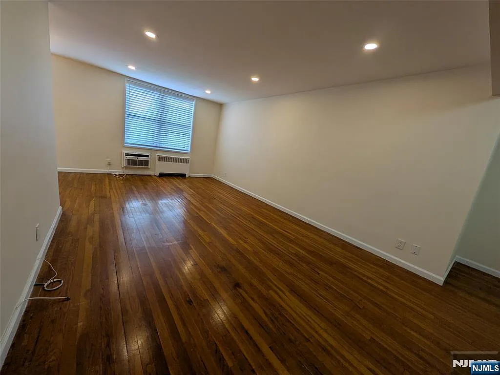 1 bed, 1.0 bath, $2,300 — Photo 2