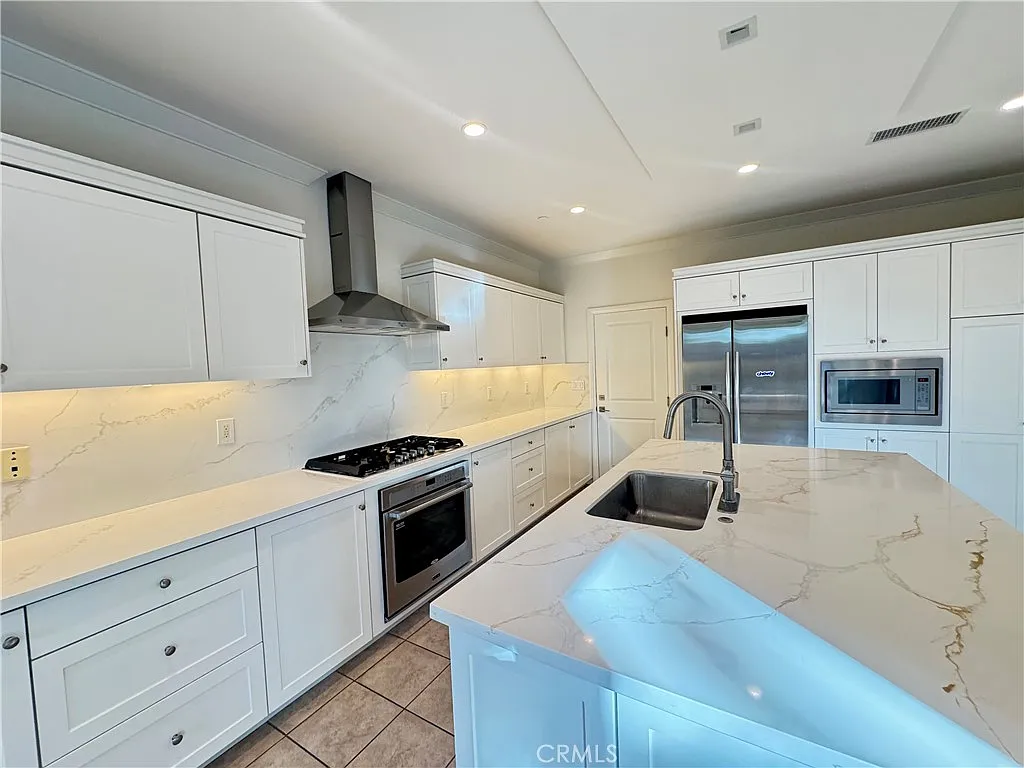 3 bed, 2.5 bath, 1753 sqft, $5,200 — Photo 4