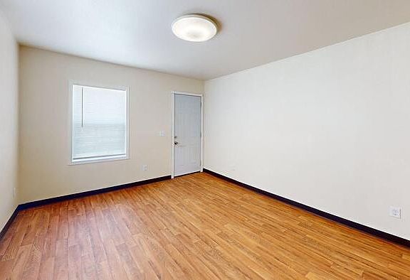3rd image of 109 9th Ave NW APT 2