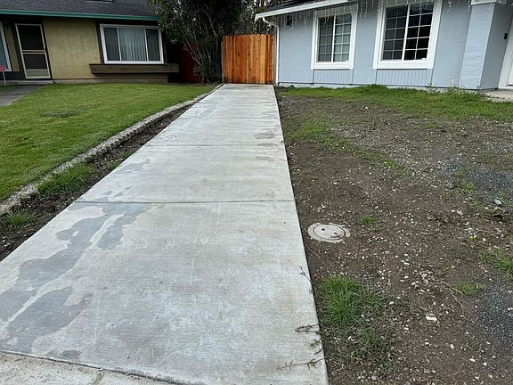 walk way to the house for rent from the road on cue-de-sac