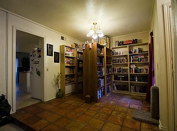 5th image of 608 Towne House Ln