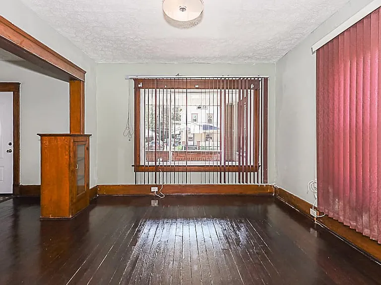 275 E York St — Photo 15