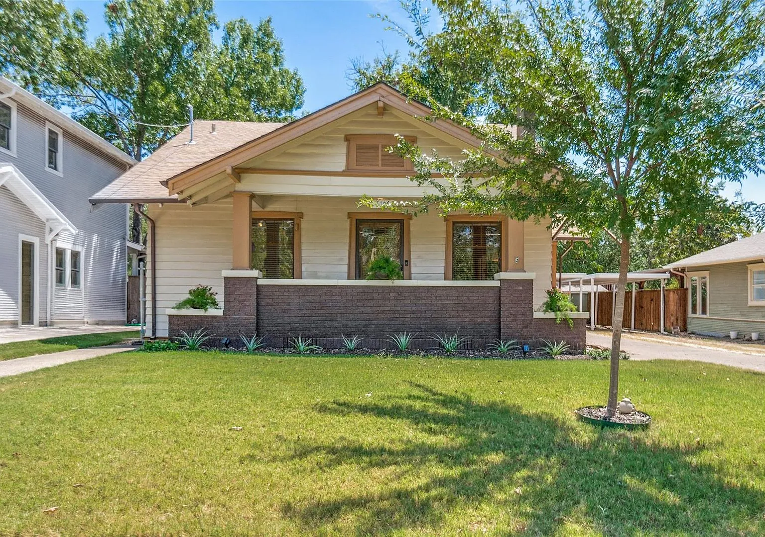 3 Bedroom, 2 Bath Home in Junius Heights! — Photo 1