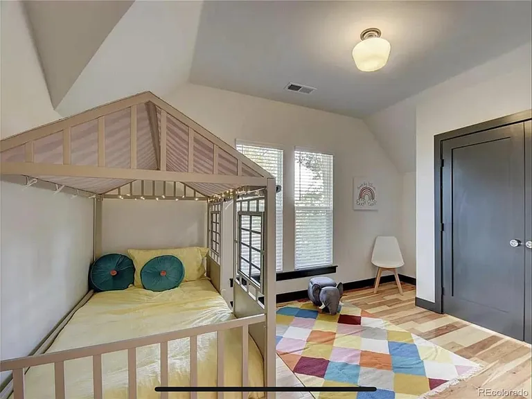 2126 Grove St — Photo 31