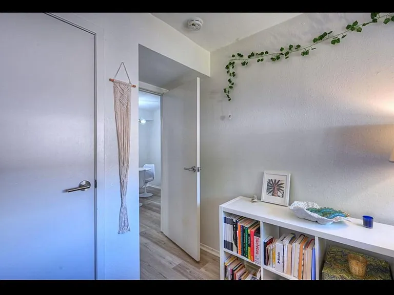 7138 N Holiday Dr — Photo 9