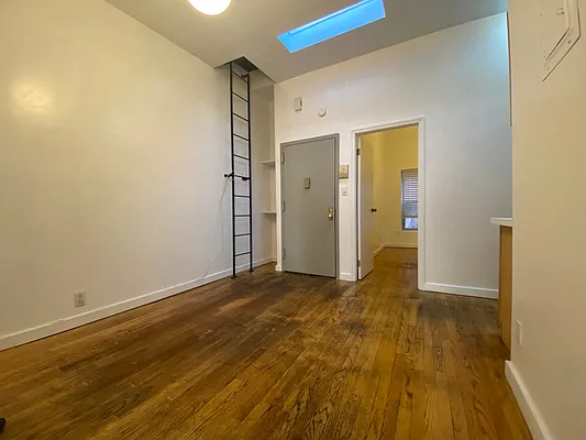 Rented by One New York Realty Inc | media 8