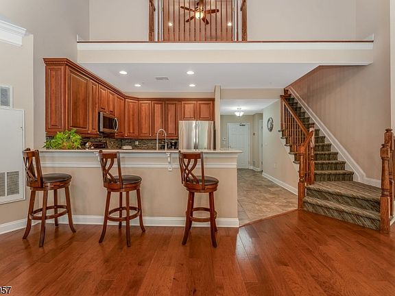 5th image of 379 Victoria Dr