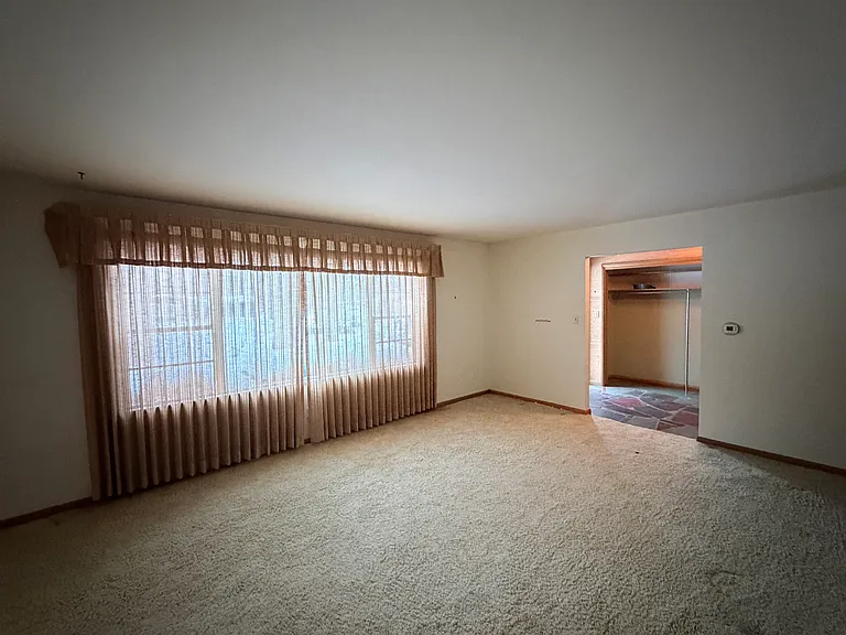 208 Southridge Rd — Photo 2