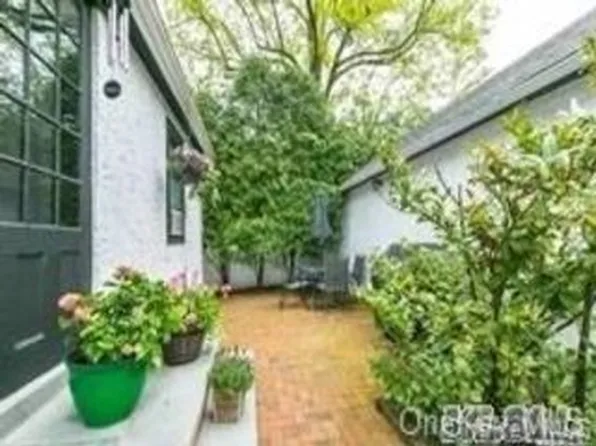 28 Vista Hill Rd, Great Neck, NY 11021