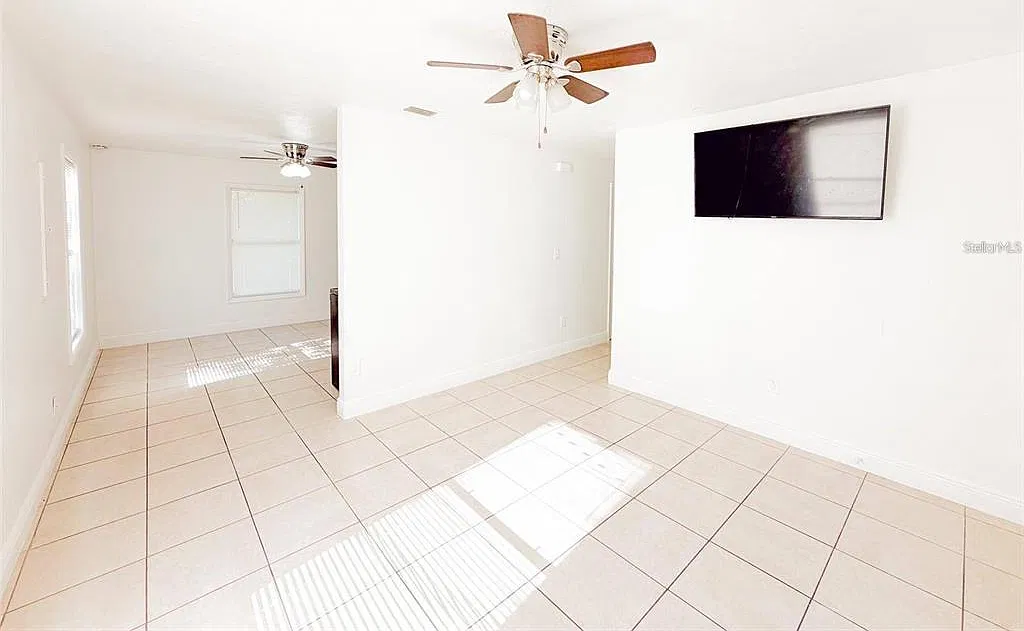 3 bed, 1.0 bath, 875 sqft, $1,600 — Photo 3