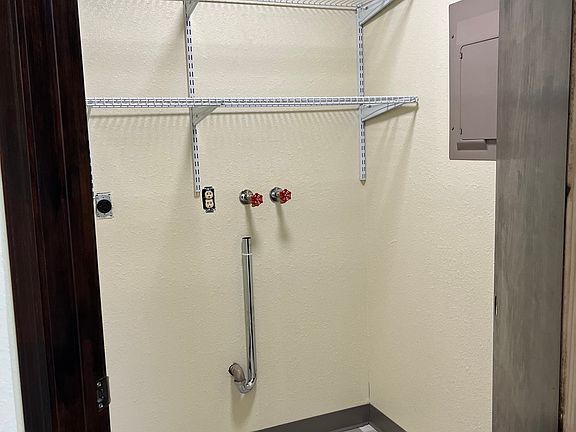 Laundry room with hook-ups (electric).