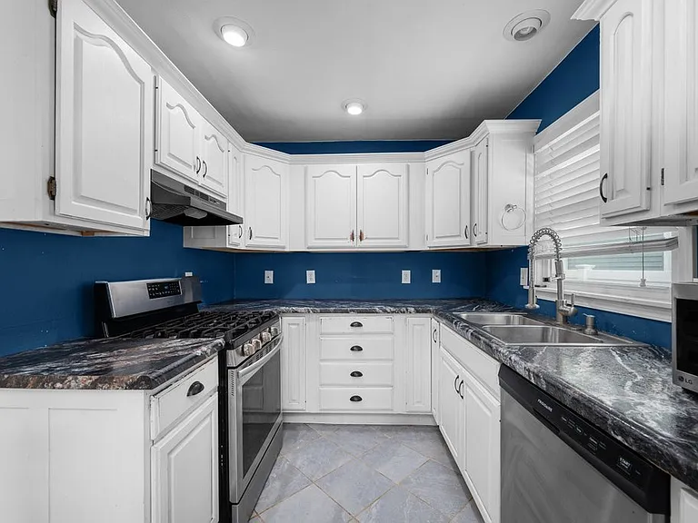 1815 Cody St — Photo 9