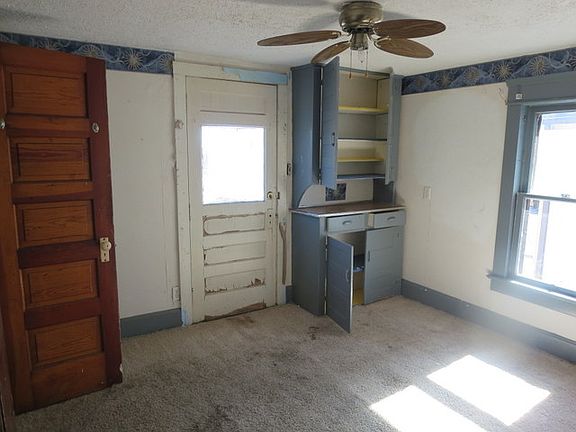 5th image of 77 Etling Ave