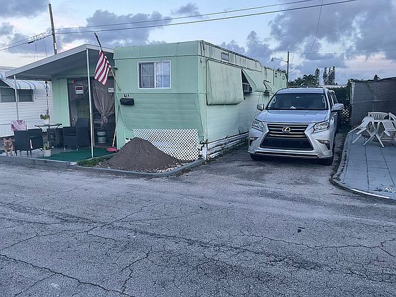 2nd image of 480 SW 8th Ave #3