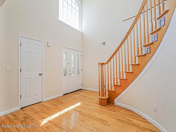 3rd image of 6 Clinton Ct