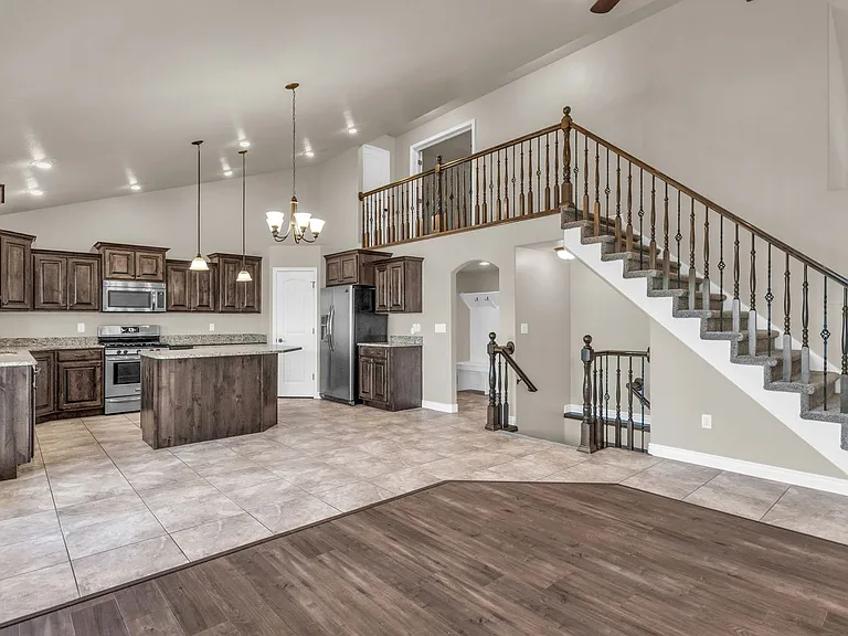 1377 S 4300 W — Photo 3