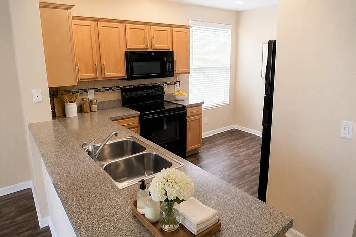 3 bed, 2.0 bath, 1592 sqft, $1,995 — Photo 3
