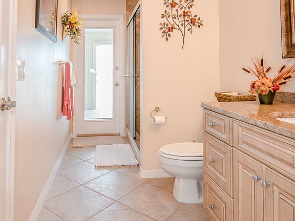 Guest/Lanai bath