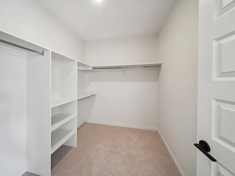 BroadwayPark_interior_closet