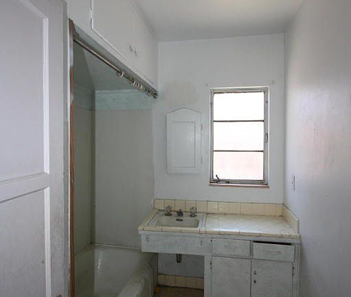 4th image of 700 N Stewart Ave
