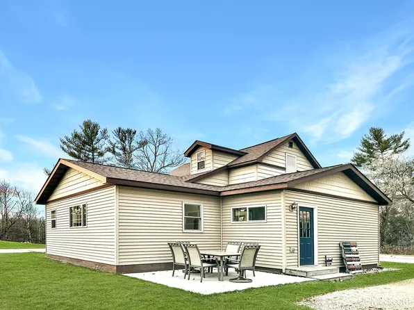 W3939 A St, Loretto, MI 49852