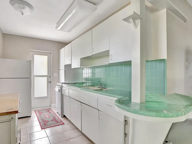 3208 NE 8th Ct #1 — Photo 5
