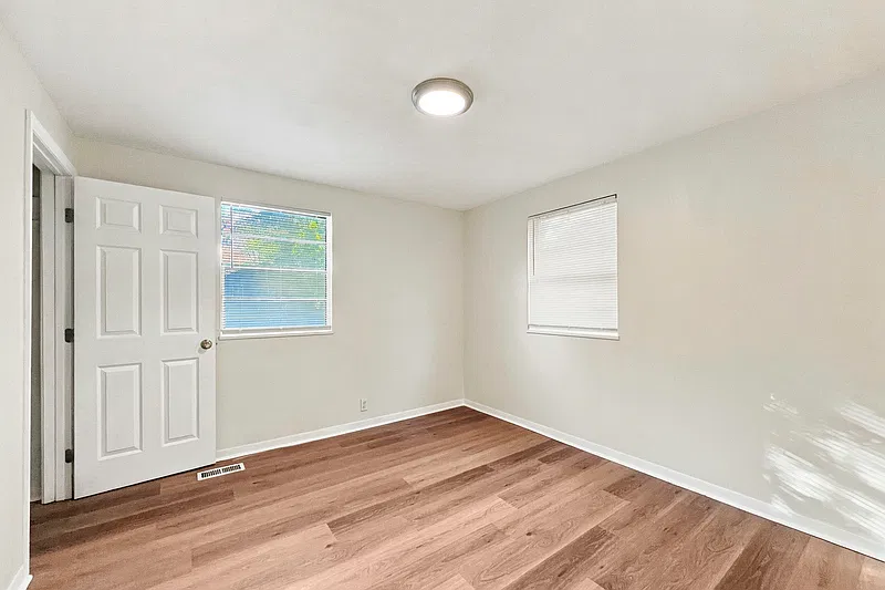 3 bed, 1.0 bath, 900 sqft, $1,700 — Photo 4