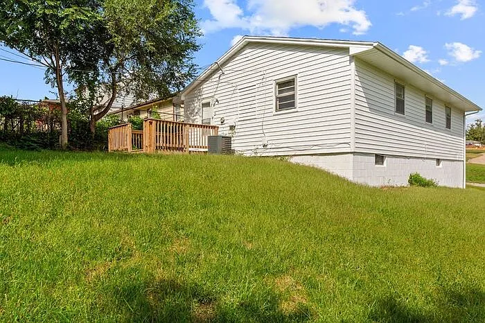 3 bed, 2.0 bath, 1800 sqft, $1,800 — Photo 3