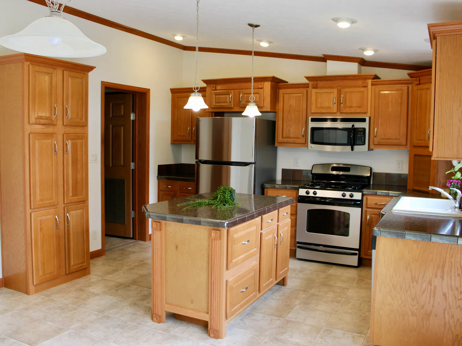 3 bed, 2.5 bath, 1750 sqft, $2,100 — Photo 2