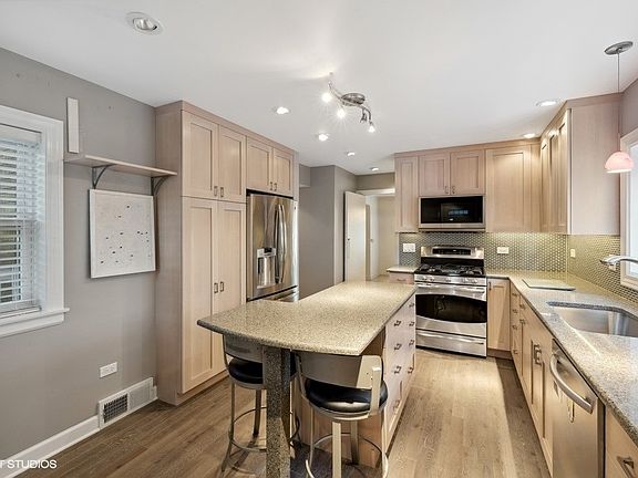 4th image of 810 N Oak Park Ave