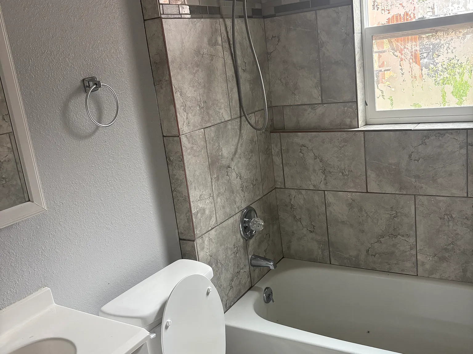 2 bed, 1000 sqft, $1,400 — Photo 3