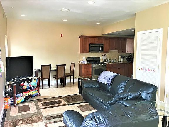 4th image of 910 Saratoga St APT 15