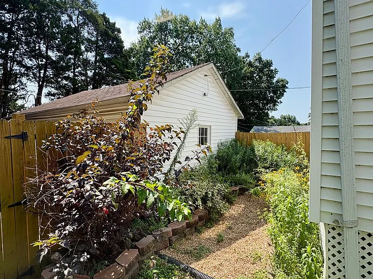 1912 McCausland Ave — Photo 25